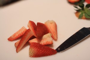 Cut the strawberries into quarters. 