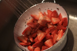 Rinse the strawberries to clean. 