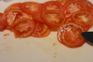 Slice the tomatoes into thin slices.