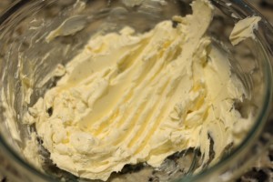 Combine the margarine with the garlic powder and dill.  Stir to combine.