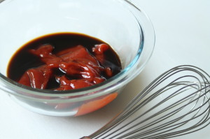 Combine the ketchup and Worcestershire sauce in a bowl.  Whisk the mixture is incorporated completely.